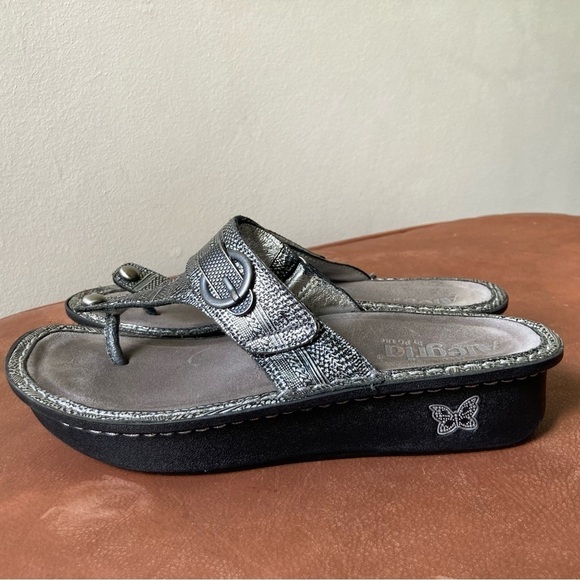 Alegria | Carina Chain Mail Metallic Leather Slip On Thong Platform Flip Flops - Picture 2 of 7